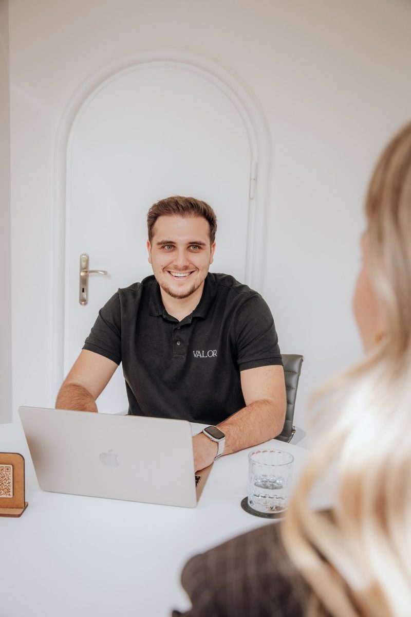 Team-Beratung am Laptop